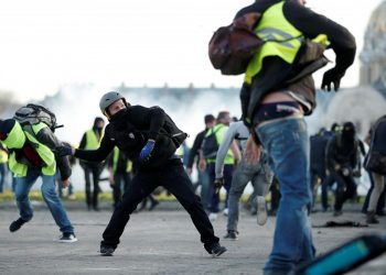 Police fire tear gas at ‘yellow vest’ protesters in Paris