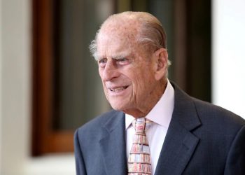 Prince Philip gives up driving license after crash