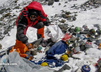 Why is Mt Everest becoming a trash dump site?