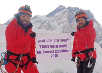 Sherpa widows scale Mount Everest