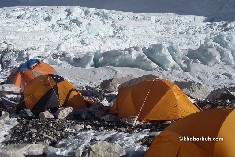Windstorm blows away 20 tents at Everest Camp II