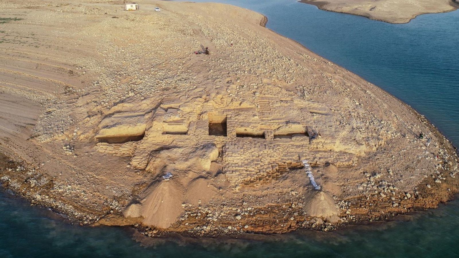 Ancient palace emerges from Iraqi reservoir