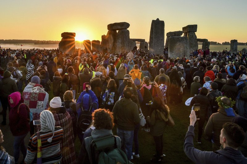 10,000 watch sunrise at Stonehenge