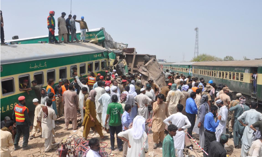 Railways crash kills 11, injures dozens in Pakistan