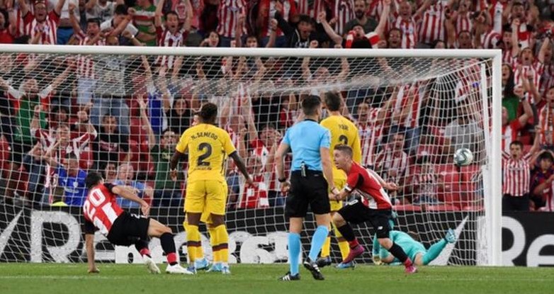 Athletic Bilbao beats Barcelona as Aduriz scores stunning goal