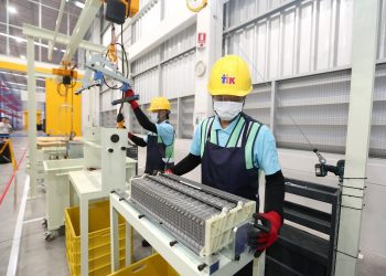 Toyota group opens plant for recycling car batteries