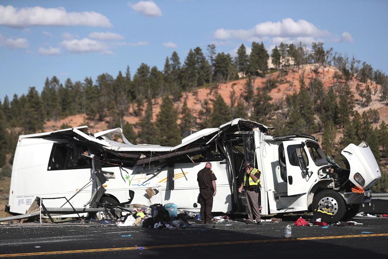 At least four tourists dead in US tour bus crash