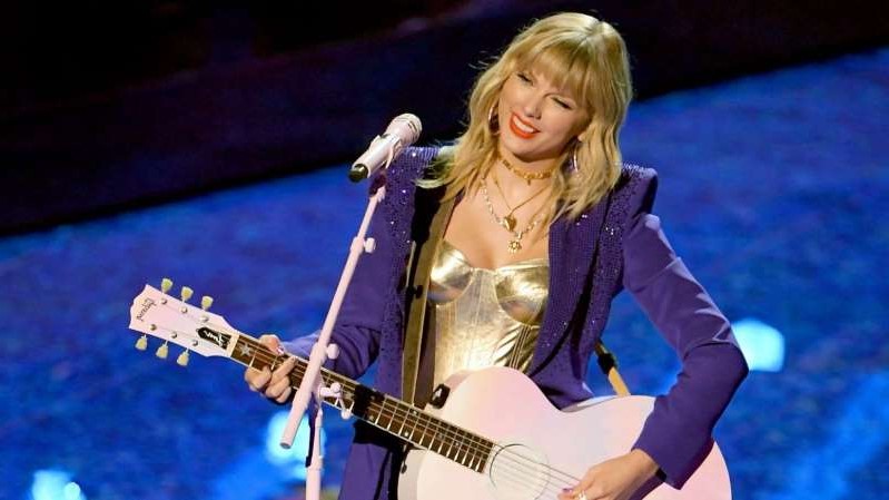Taylor Swift ‘barred from singing over music feud