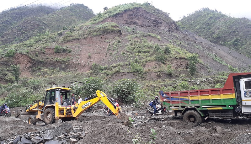 Dry landslide buries excavator in Dang