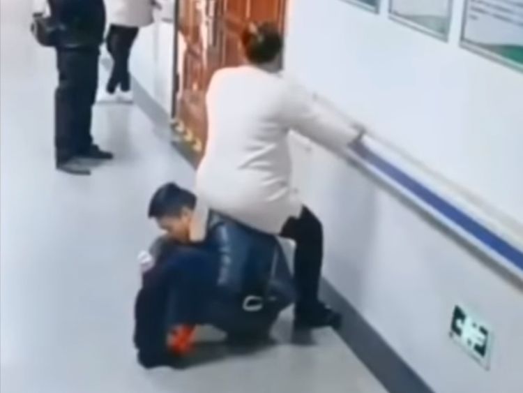 Man turns into human chair for pregnant wife at hospital (with video)