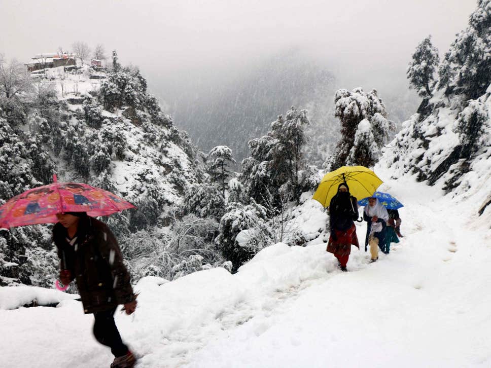 Snowfall, downpour kill 25 in Pakistan