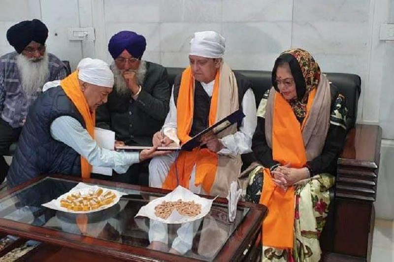 Ex-royal couple visits Golden Temple in India