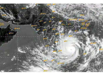 Super Cyclone barrels towards West Bengal-Odisha
