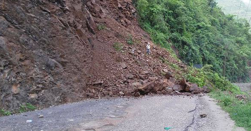 Landslide obstructs Kanti Highway