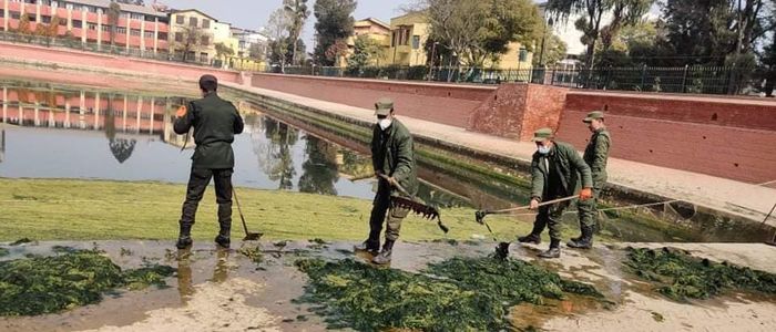 KMC starts removing algae from Ranipokhari