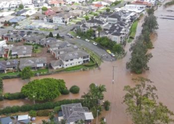 Thousands evacuated as downpours trigger Australia floods