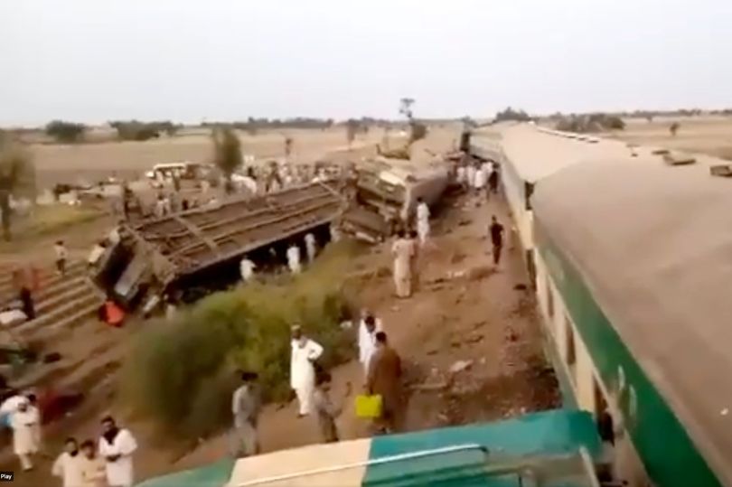 At least 30 killed in Pakistan train-collision
