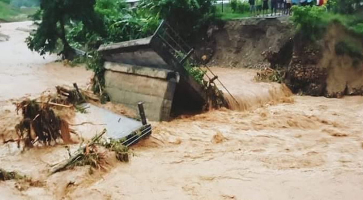 Flood leaves one dead, other disappeared