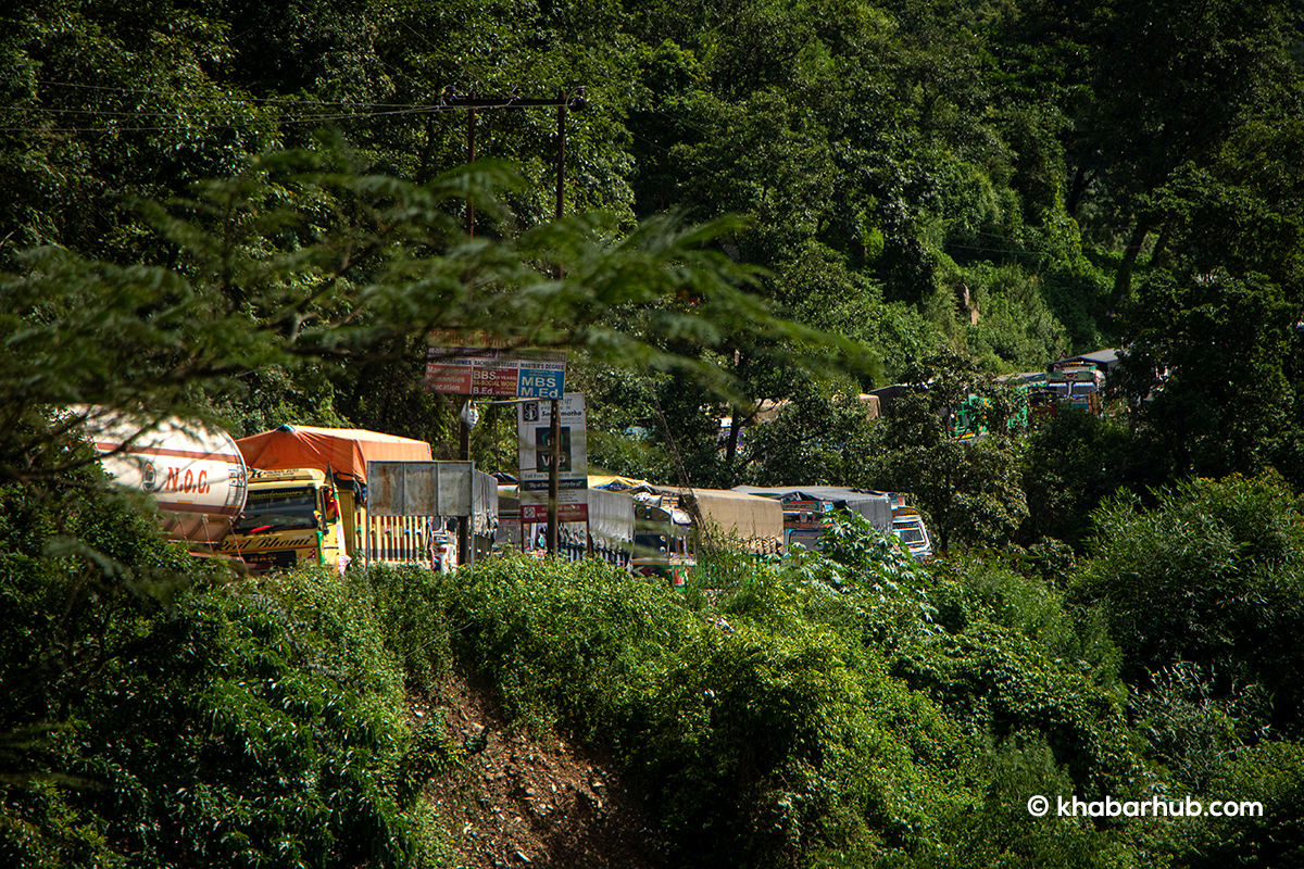 Hundreds of Valley-bound vehicles stranded as landslide blocks road at Nagdhunga