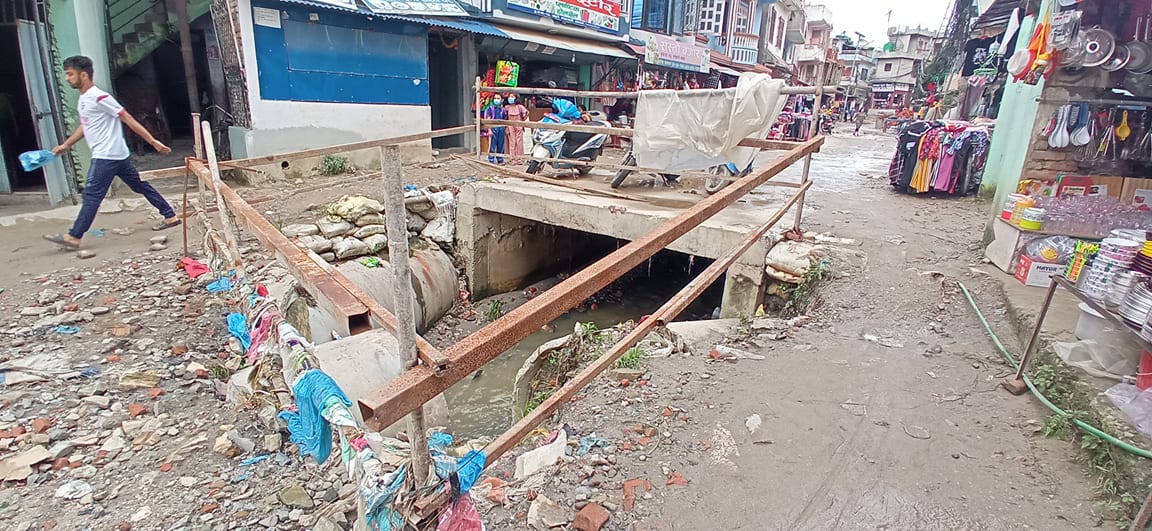 Woes in capital city: People flow in the sewers, no one takes responsibility