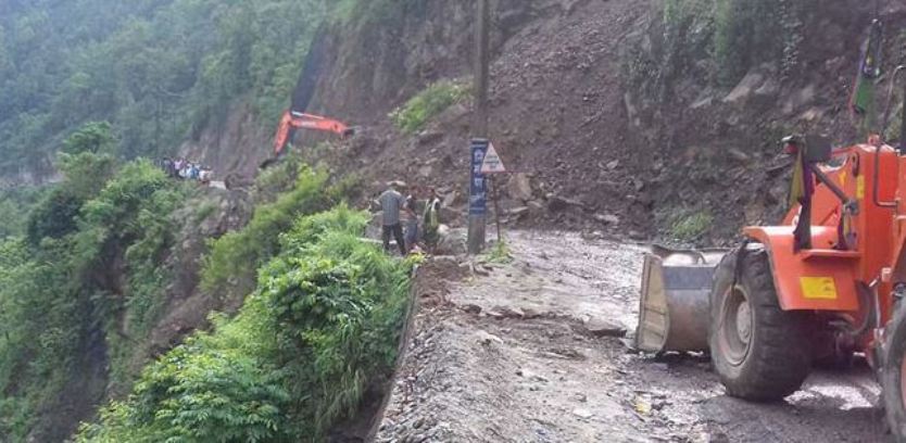 Dry landslide disrupts traffic at Barha Ghumti of Tribhuvan Highway