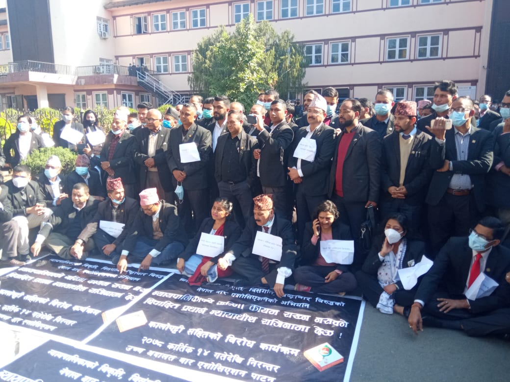 Agitating lawyers stage protest against CJ Rana today as well