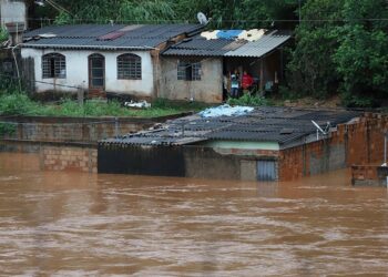 Floods kill 10, displace over 20,000 in Brazil