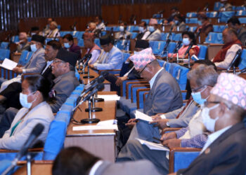 Lawmakers stress balanced development activities, economic distribution