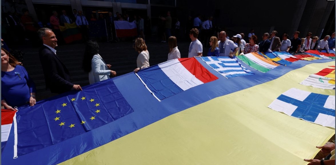 European Parliament grants Ukraine EU Candidate status