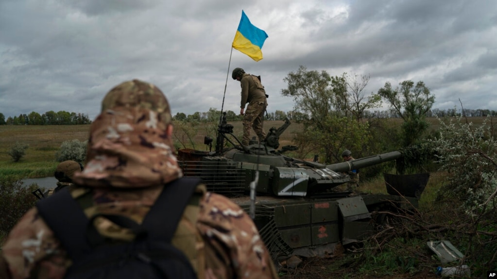 EU pledges military support for Ukraine, considers new Russian sanctions