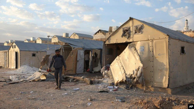 Monitors say 10 killed in Syria shelling of tent settlements