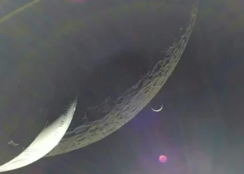 NASA’s Orion Spaceship slingshots around moon, heads for home