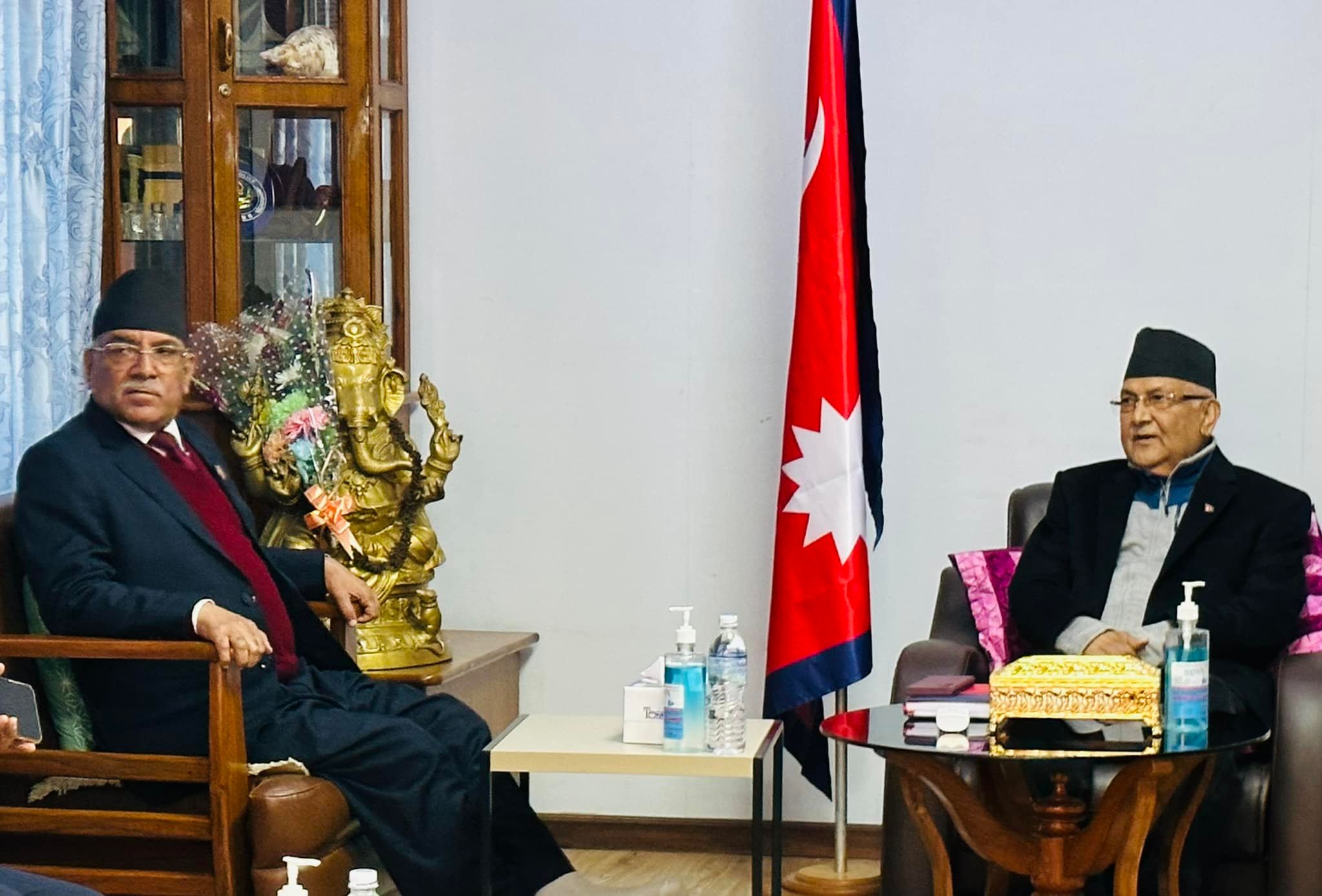 Prachanda holding talks with UML Chair Oli on govt formation