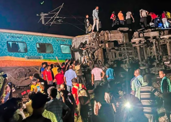 Hundreds dead, nearly 1,000 injured in India train crash