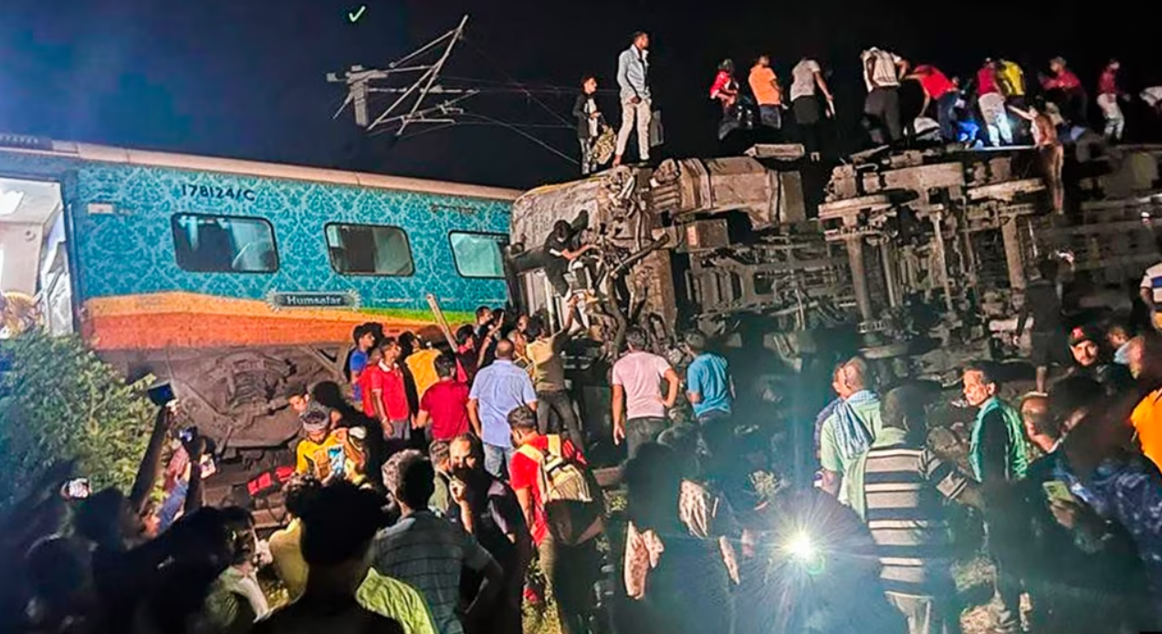 Hundreds dead, nearly 1,000 injured in India train crash