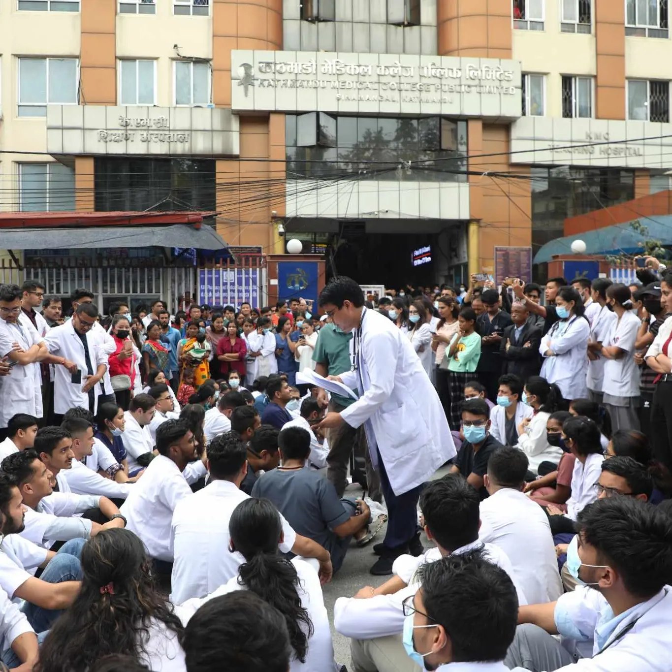 KMC health workers continue street protests for second consecutive day